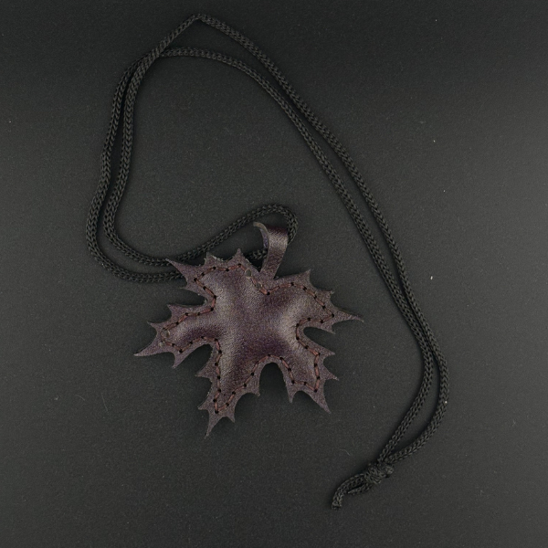 گردنبند چرم دست دوز از چرم بزی طبیعی و درجه 1.