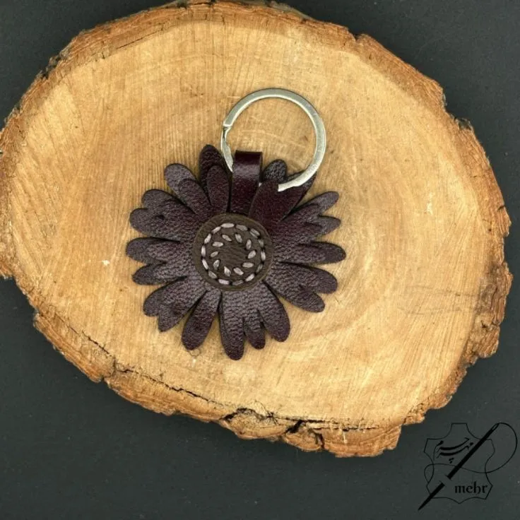 جاکلیدی چرم طبیعی طرح گل بابونه