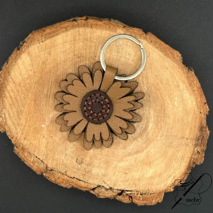 جاکلیدی چرم طبیعی طرح گل بابونه